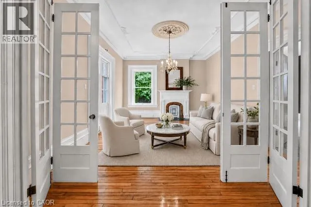 262 MAIN Street W