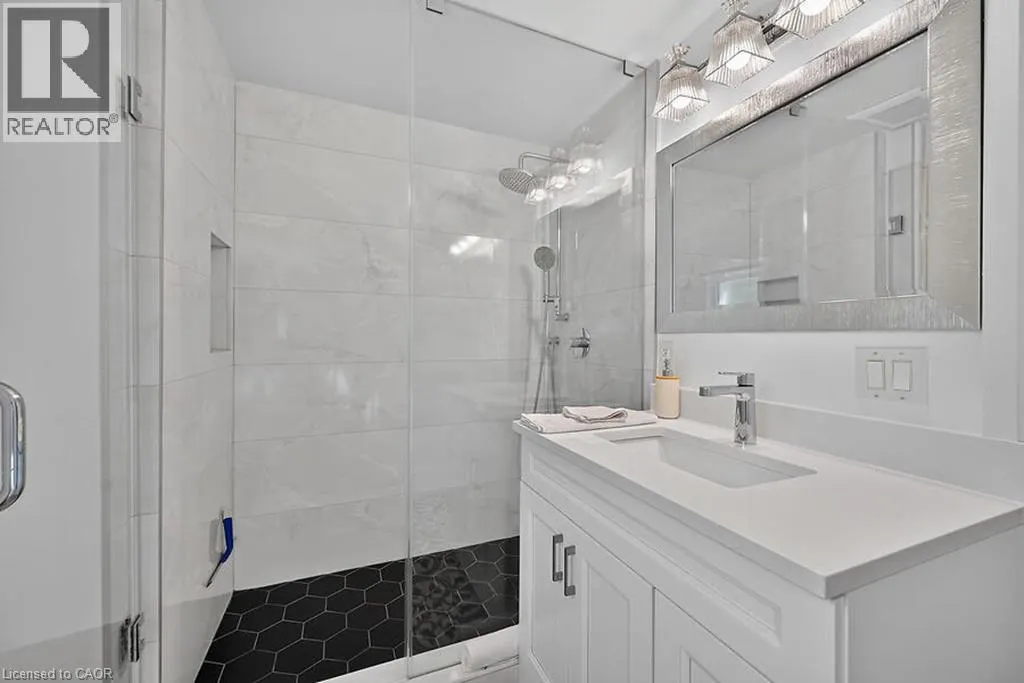 33 BELLEVUE Avenue