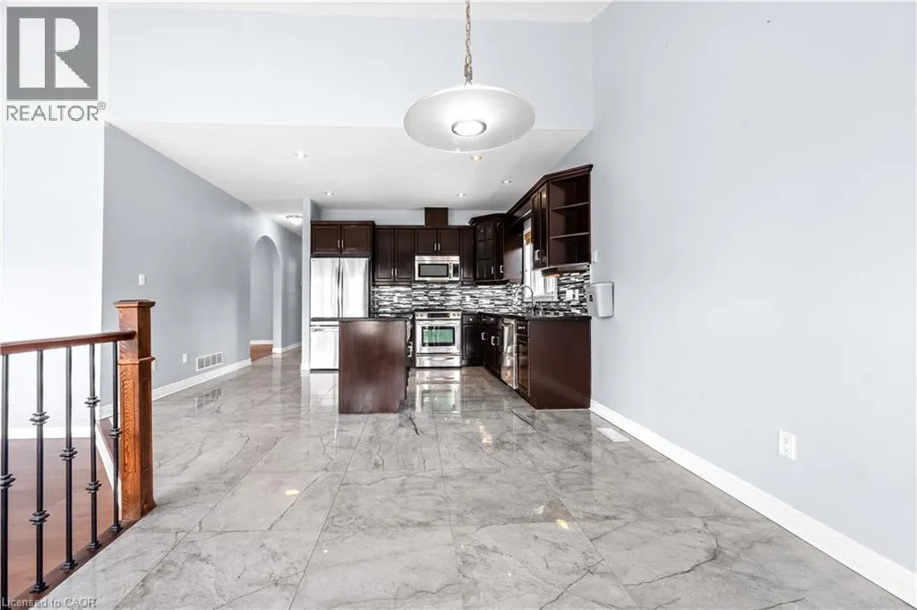 4 CLAIRFIELDS Drive W