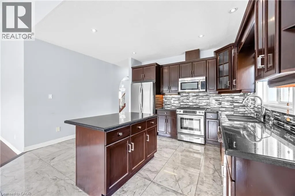 4 CLAIRFIELDS Drive W