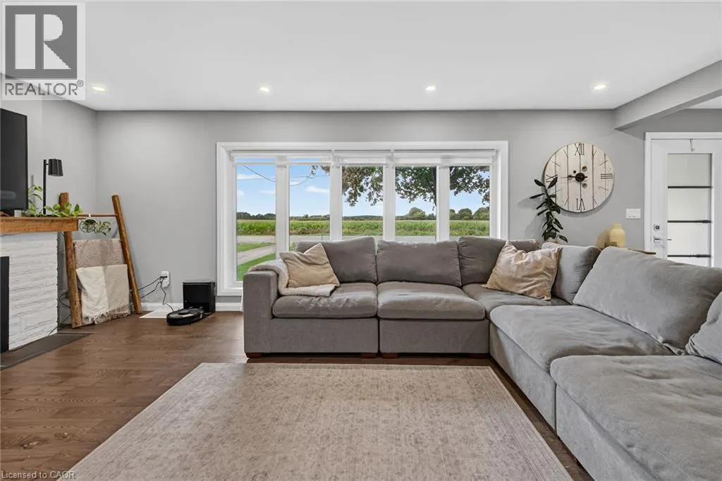 2098 ST. JOHN'S Road W