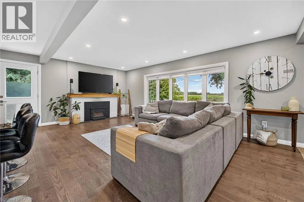 2098 ST. JOHN'S Road W
