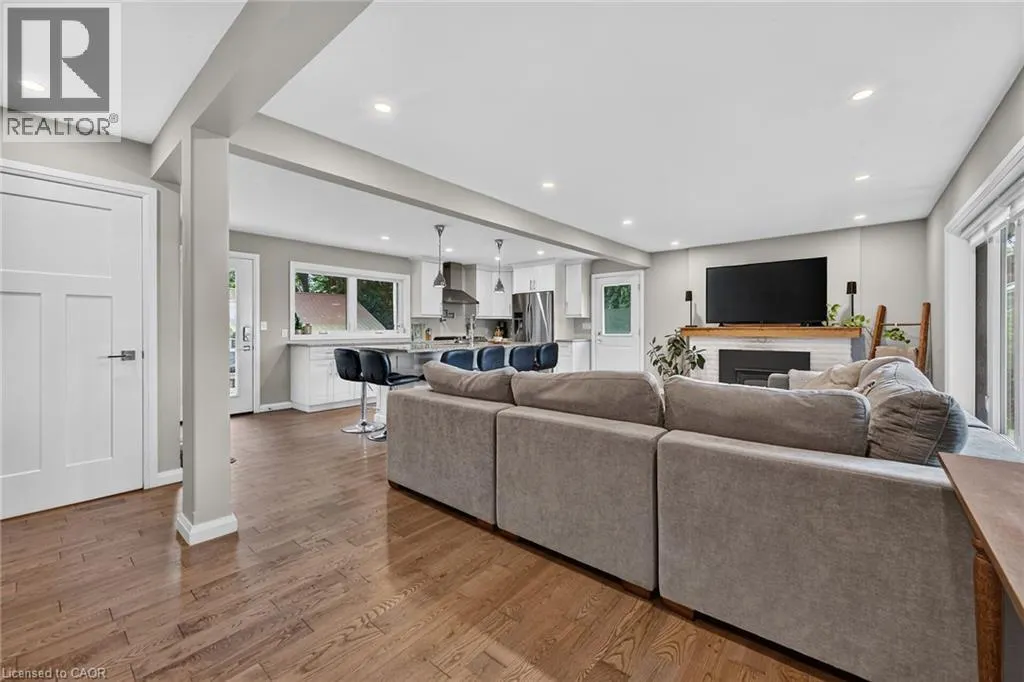 2098 ST. JOHN'S Road W