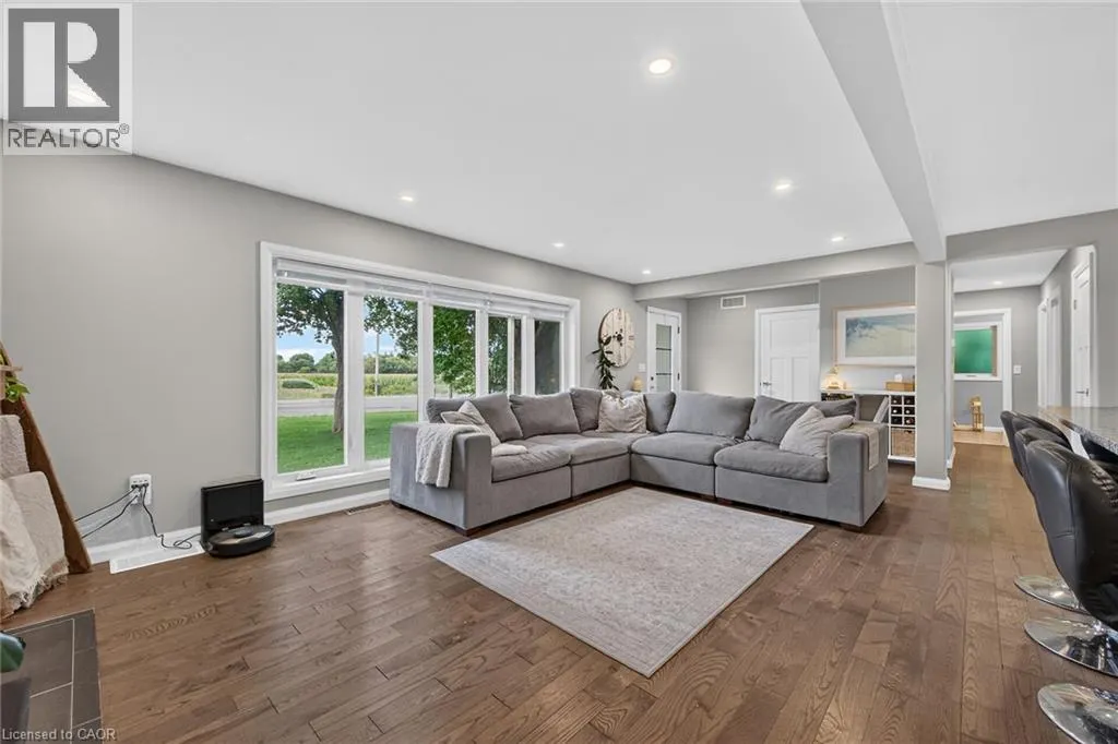 2098 ST. JOHN'S Road W
