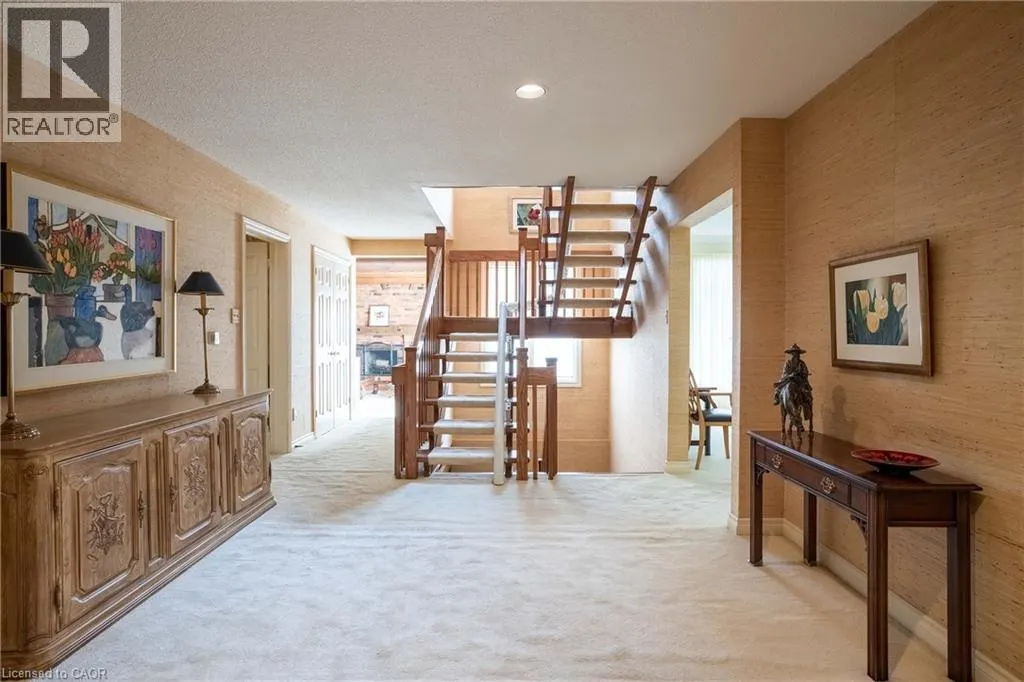 16 COLONIAL Crescent