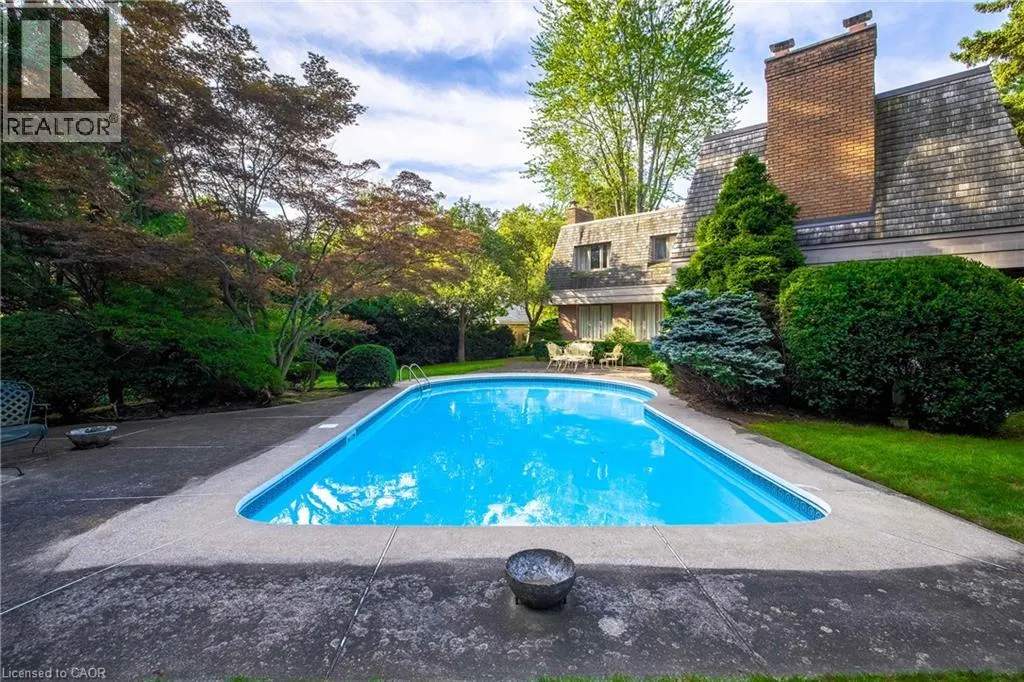 16 COLONIAL Crescent