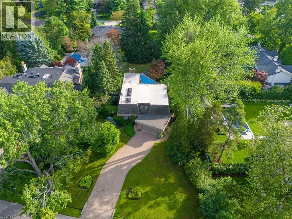 16 COLONIAL Crescent