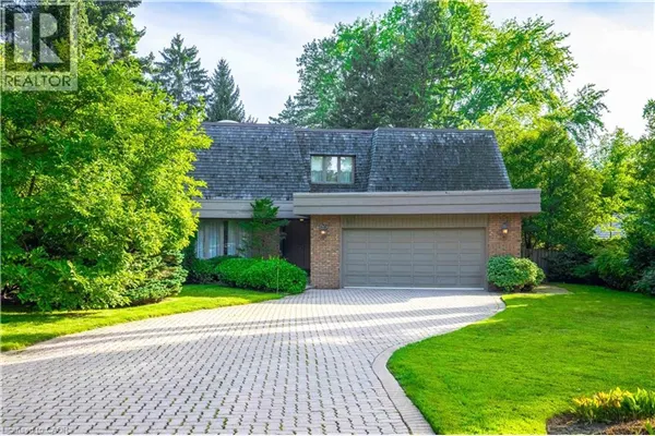 16 COLONIAL Crescent