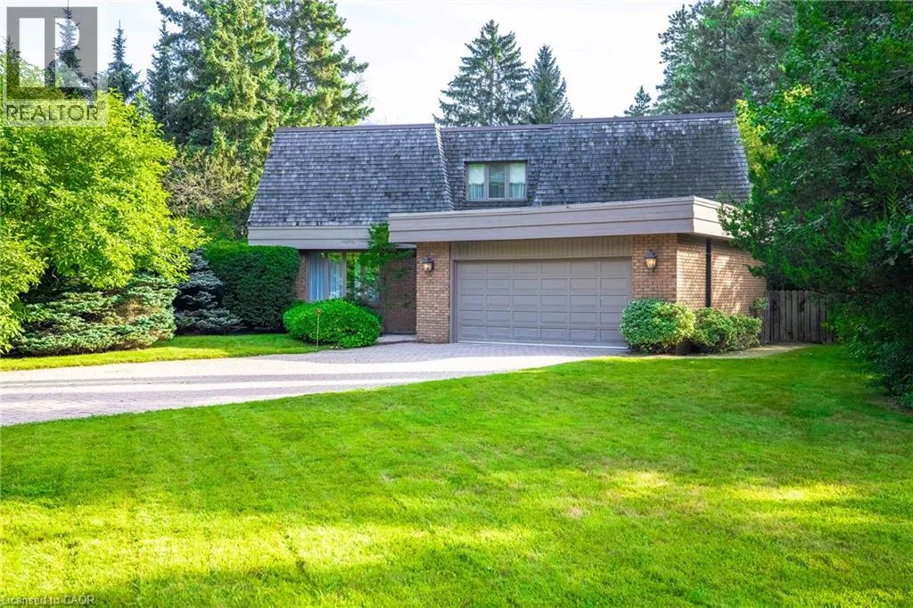 16 COLONIAL Crescent
