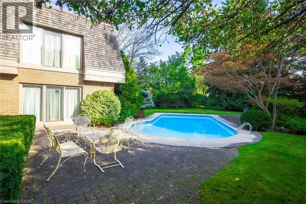16 COLONIAL Crescent