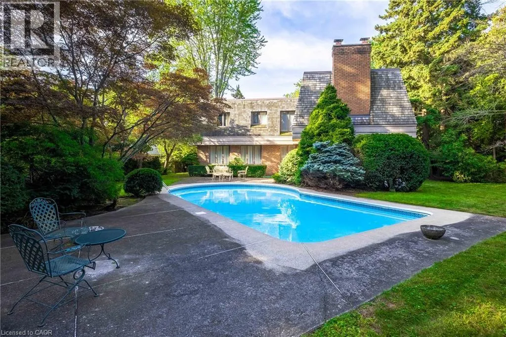 16 COLONIAL Crescent