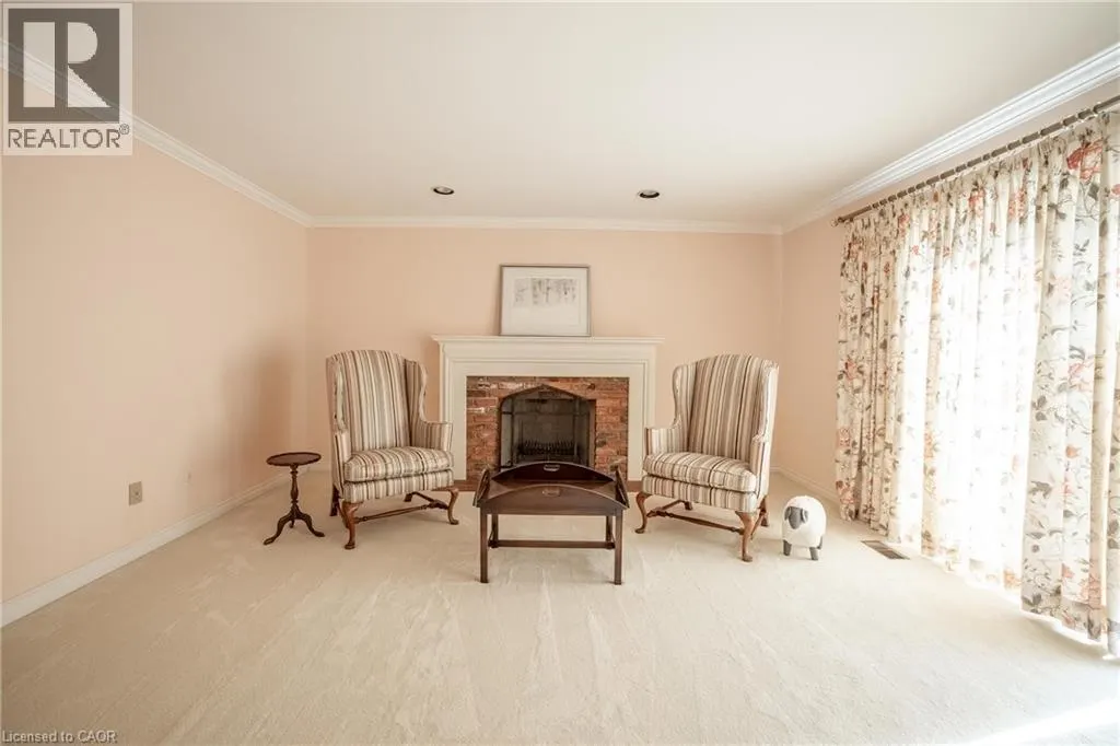 16 COLONIAL Crescent
