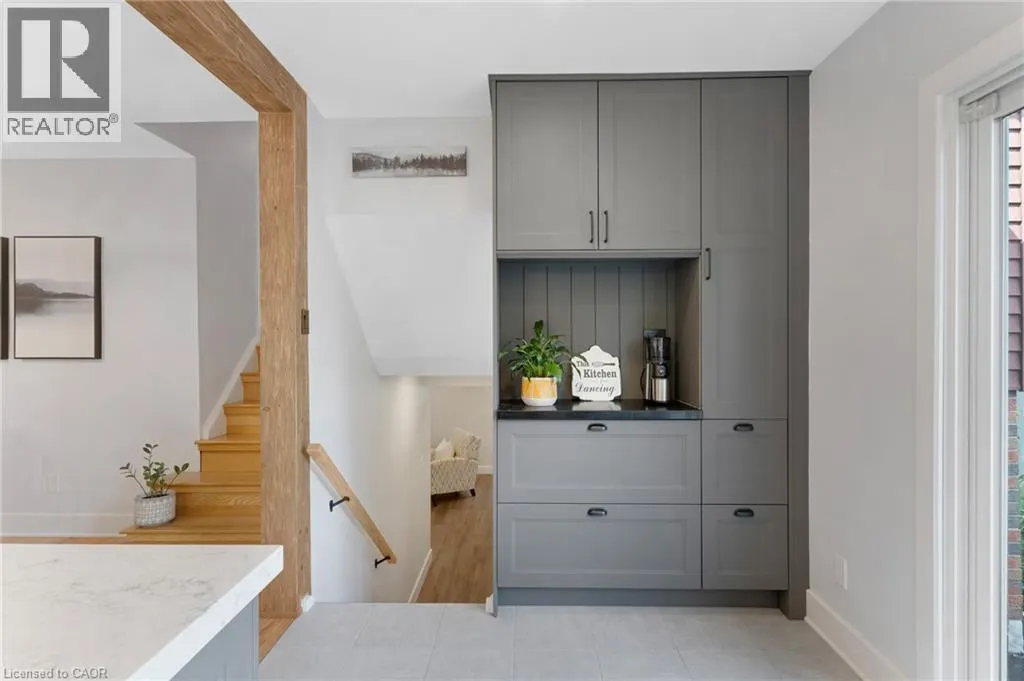 477 KINGSCOURT Drive Unit# B #B
