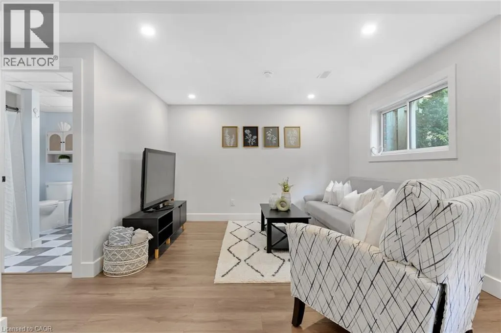 477 KINGSCOURT Drive Unit# B #B