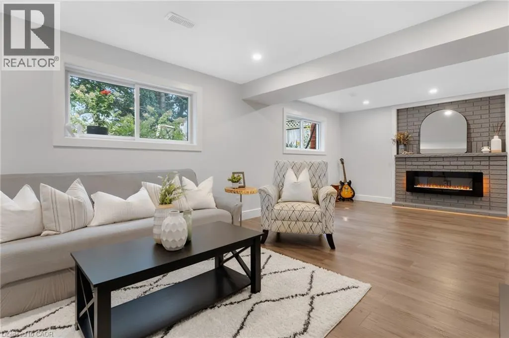 477 KINGSCOURT Drive Unit# B #B