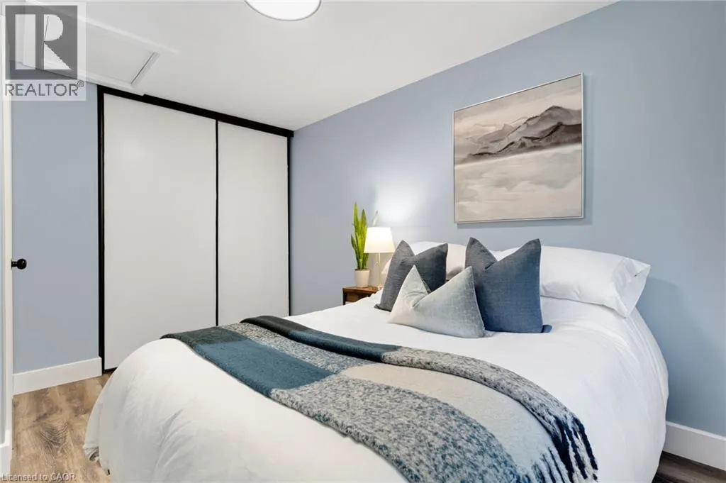 477 KINGSCOURT Drive Unit# B #B