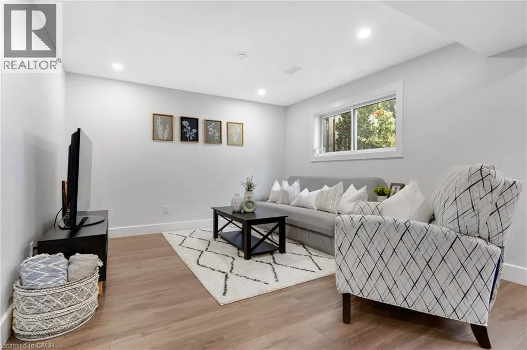 477 KINGSCOURT Drive Unit# B #B