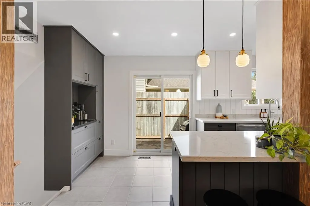 477 KINGSCOURT Drive Unit# B #B