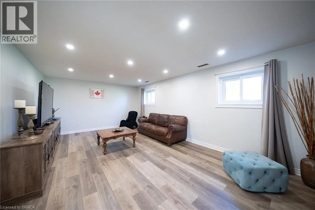 218 MECHANIC Street W