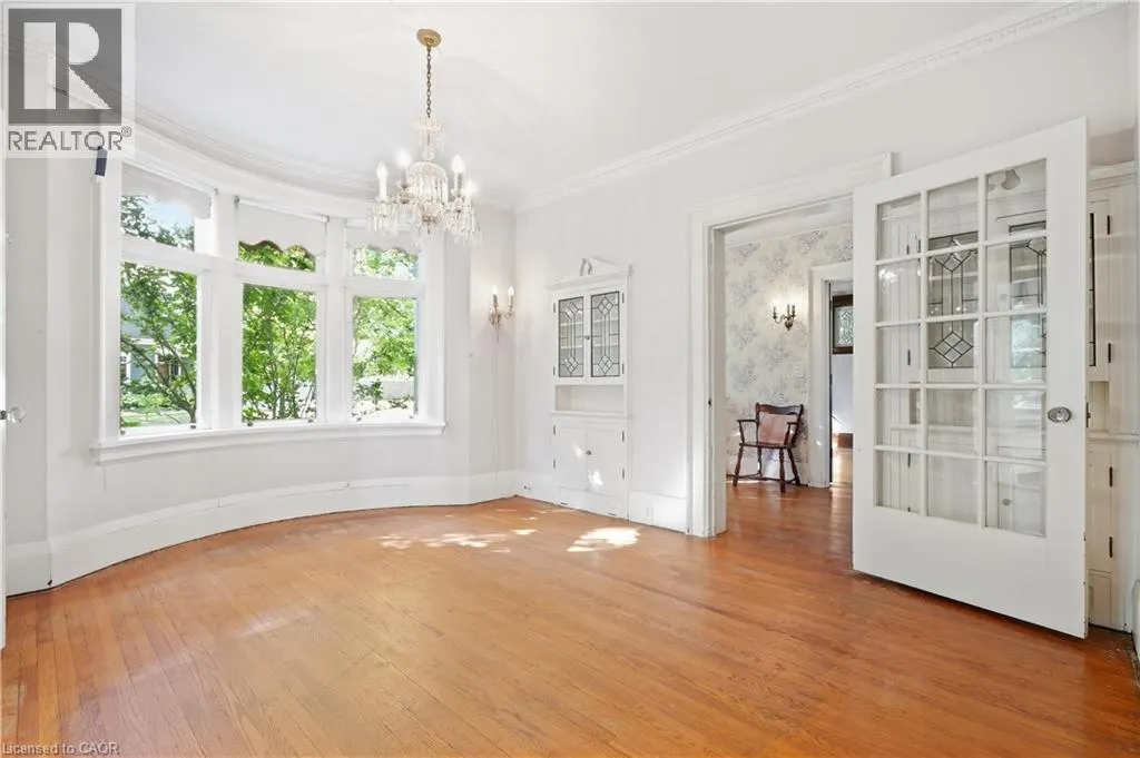 32 WENTWORTH Avenue