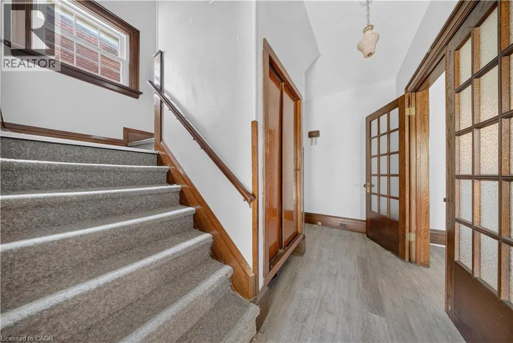 145 ALBERT Street W