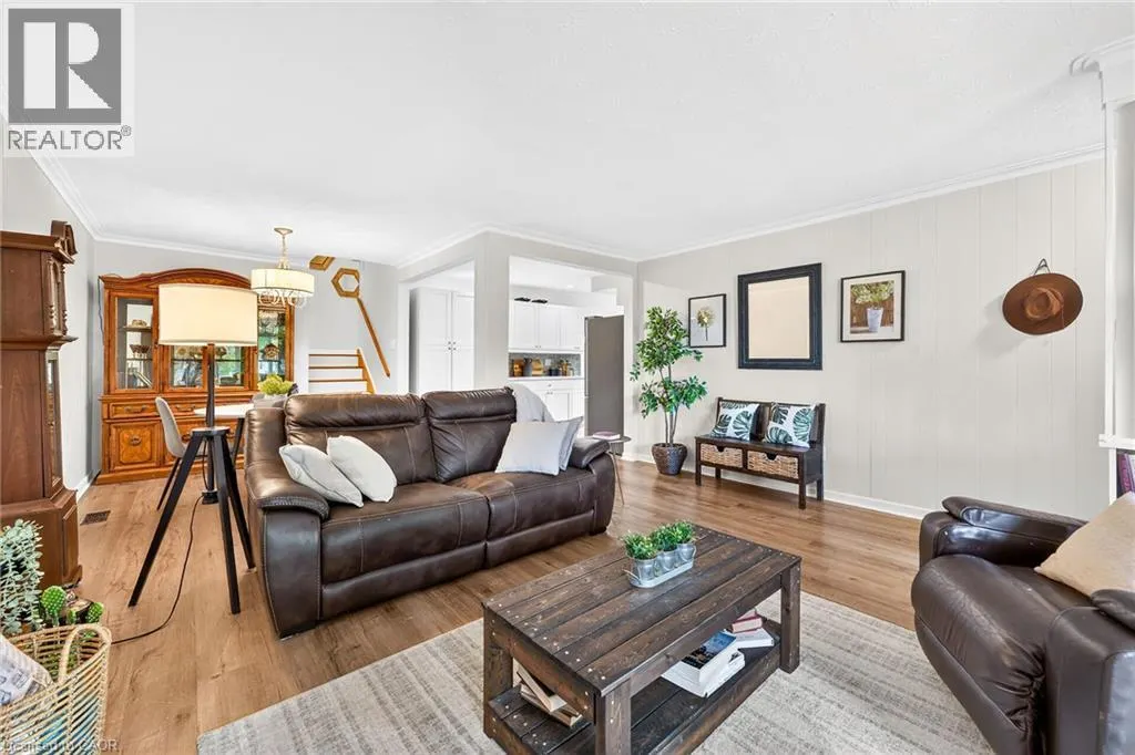 1308 REDBANK Crescent