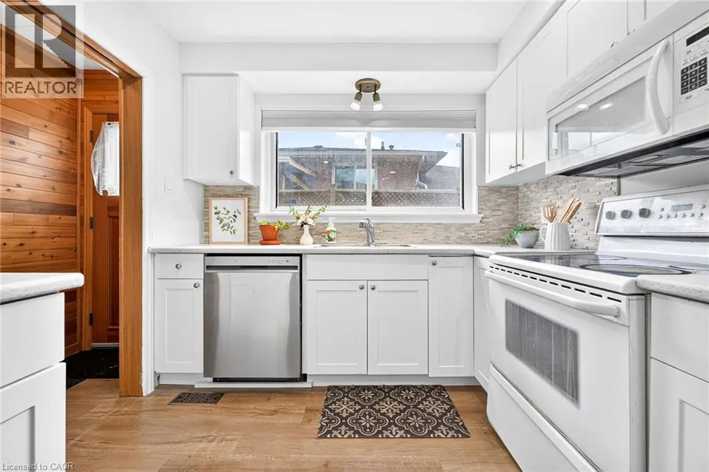 1308 REDBANK Crescent