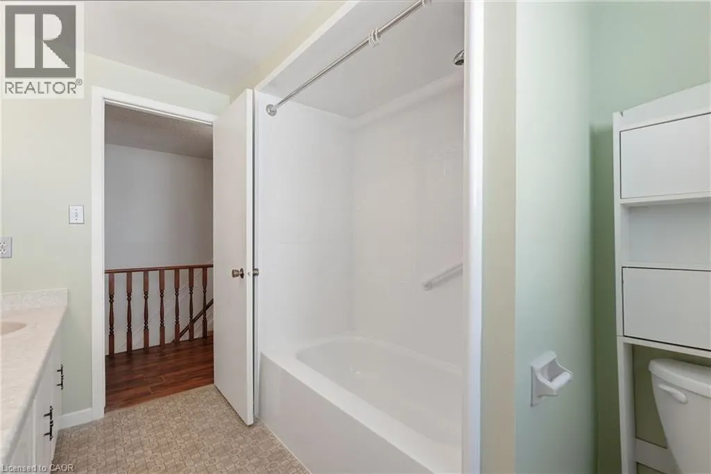 471 KNIGHTSBRIDGE Crescent