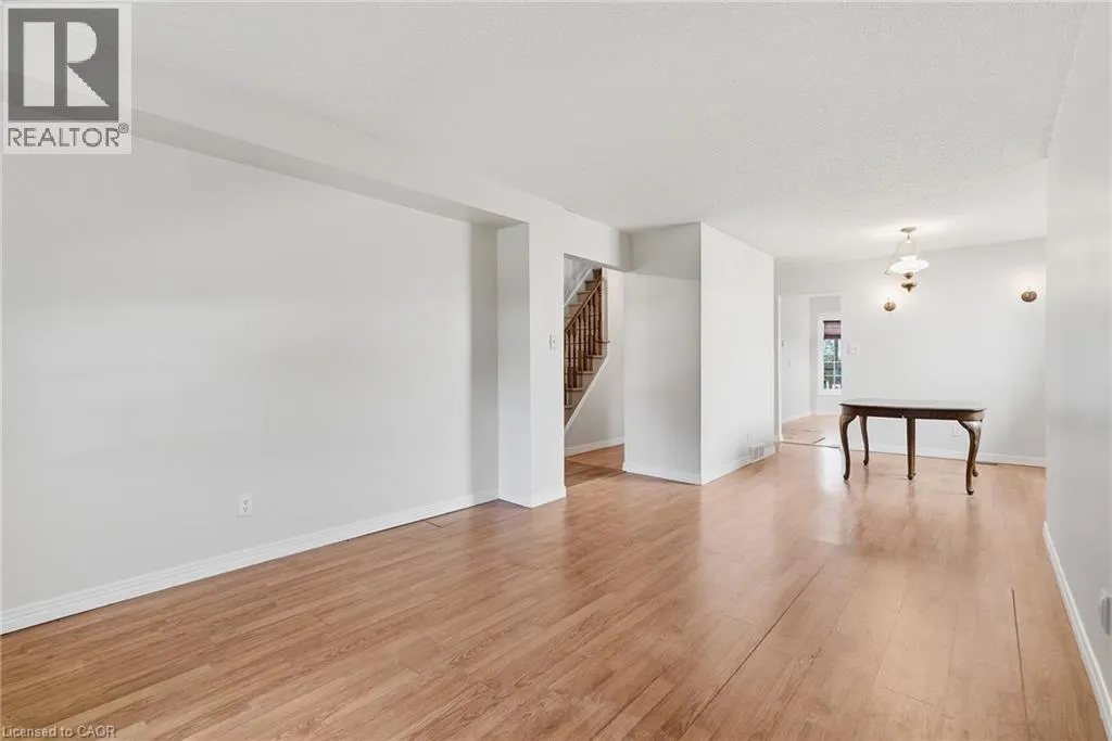 471 KNIGHTSBRIDGE Crescent
