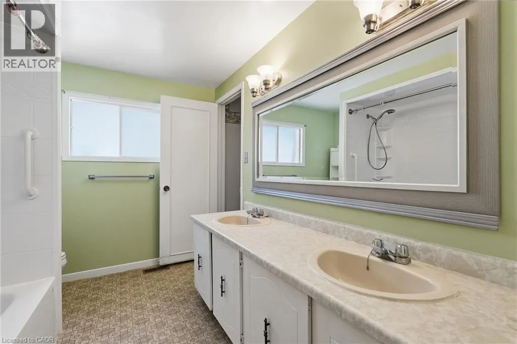 471 KNIGHTSBRIDGE Crescent