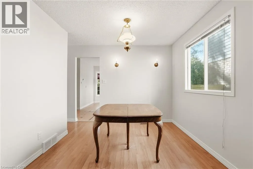 471 KNIGHTSBRIDGE Crescent
