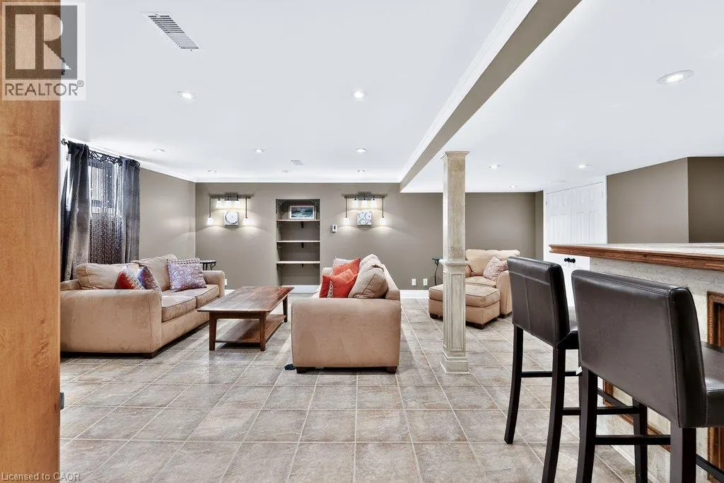 324 OAKRIDGE Court