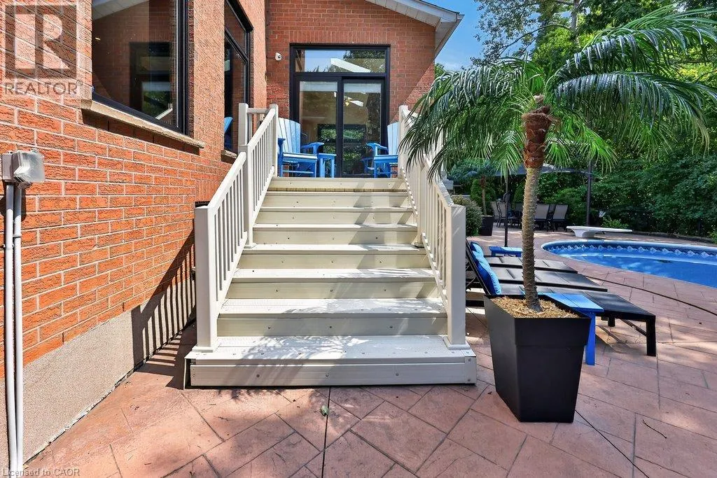 324 OAKRIDGE Court
