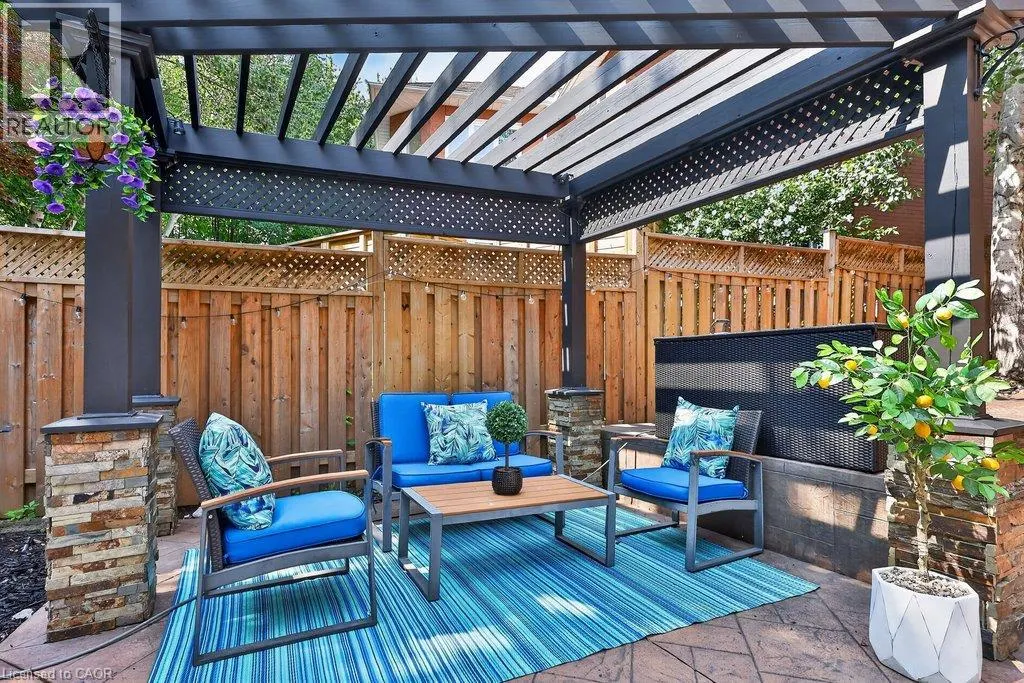 324 OAKRIDGE Court
