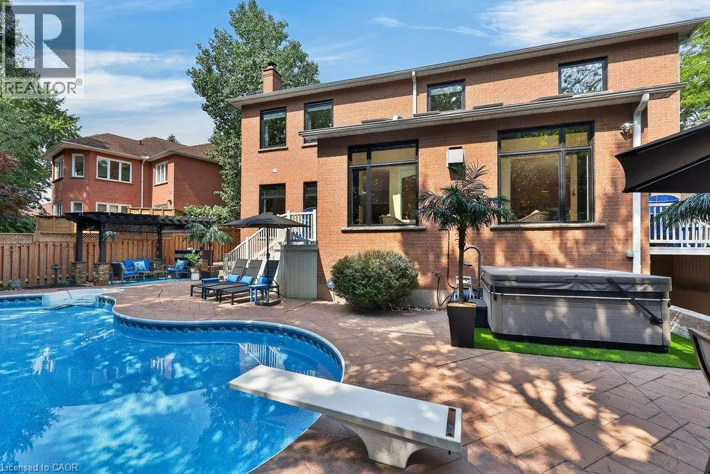 324 OAKRIDGE Court