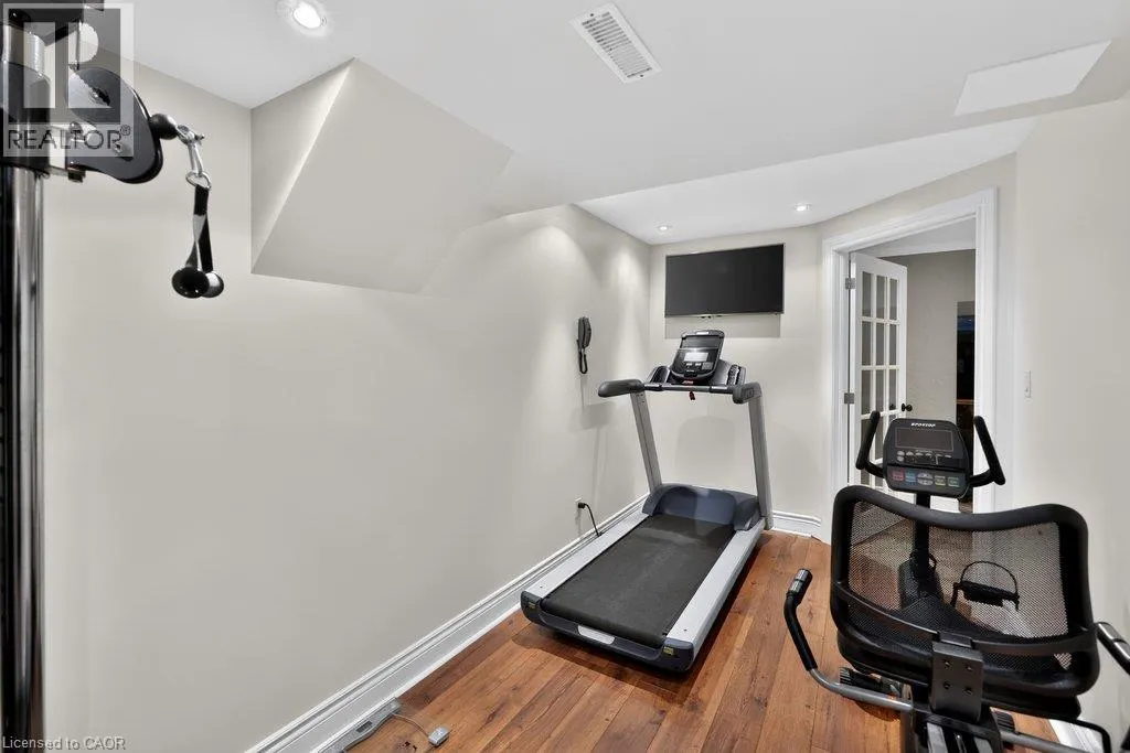 324 OAKRIDGE Court