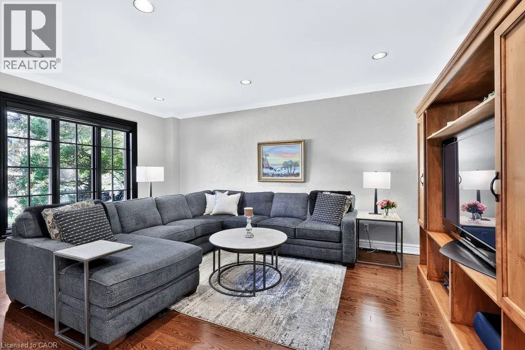 324 OAKRIDGE Court