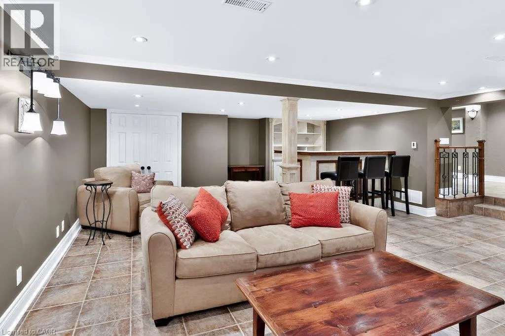 324 OAKRIDGE Court