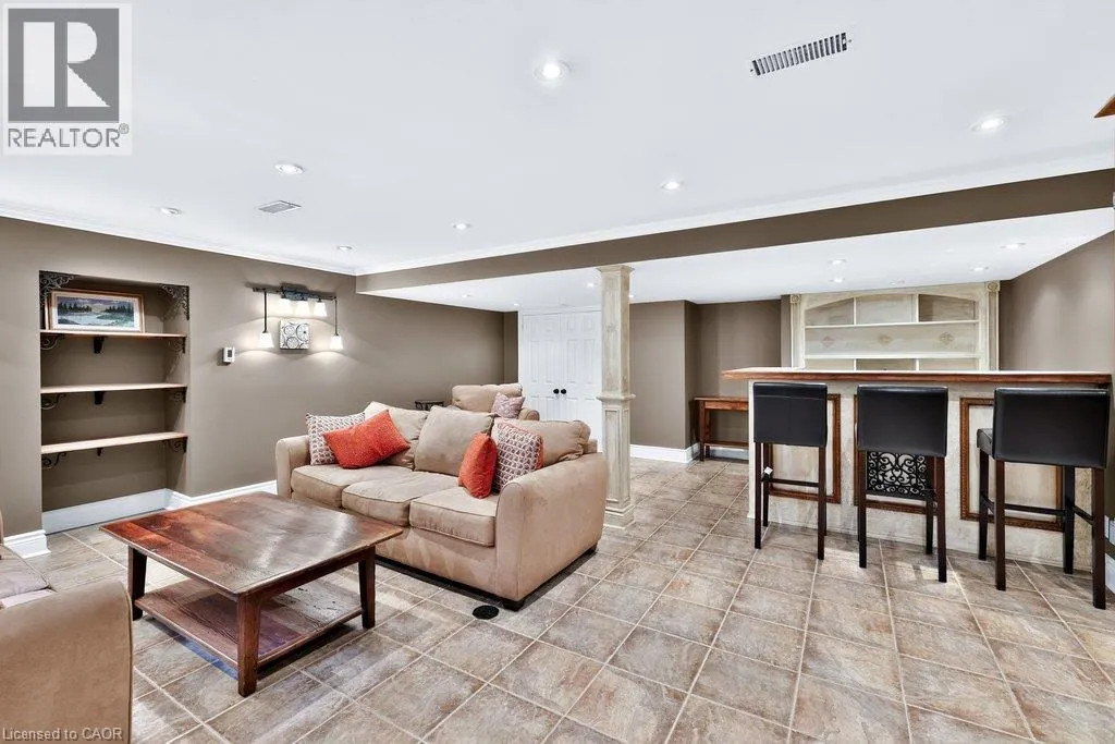 324 OAKRIDGE Court