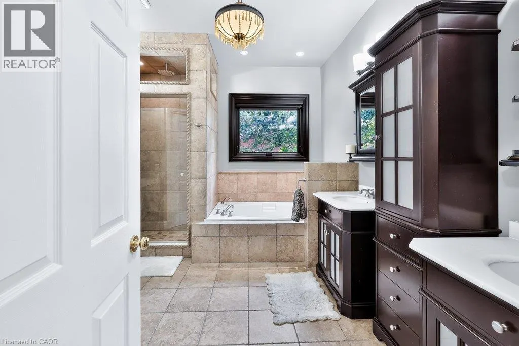 324 OAKRIDGE Court