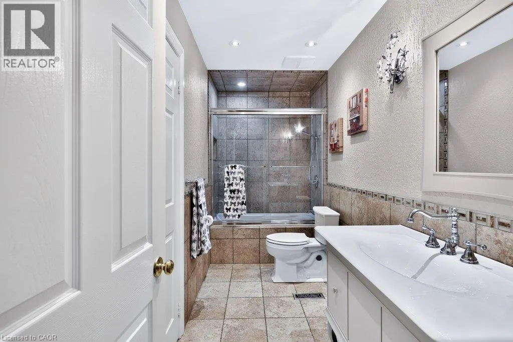 324 OAKRIDGE Court