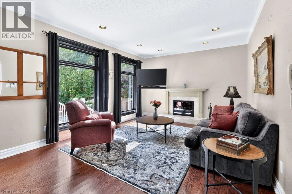 324 OAKRIDGE Court