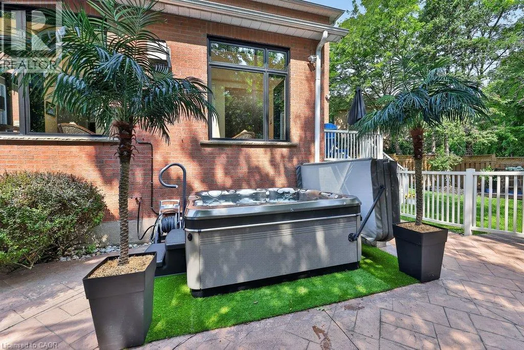 324 OAKRIDGE Court