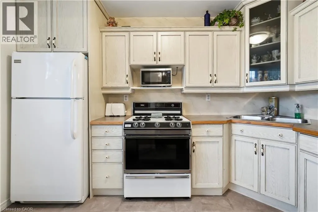 643 WOODWARD Avenue