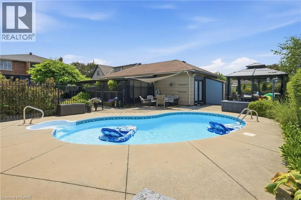 33 CENTENNIAL Parkway S