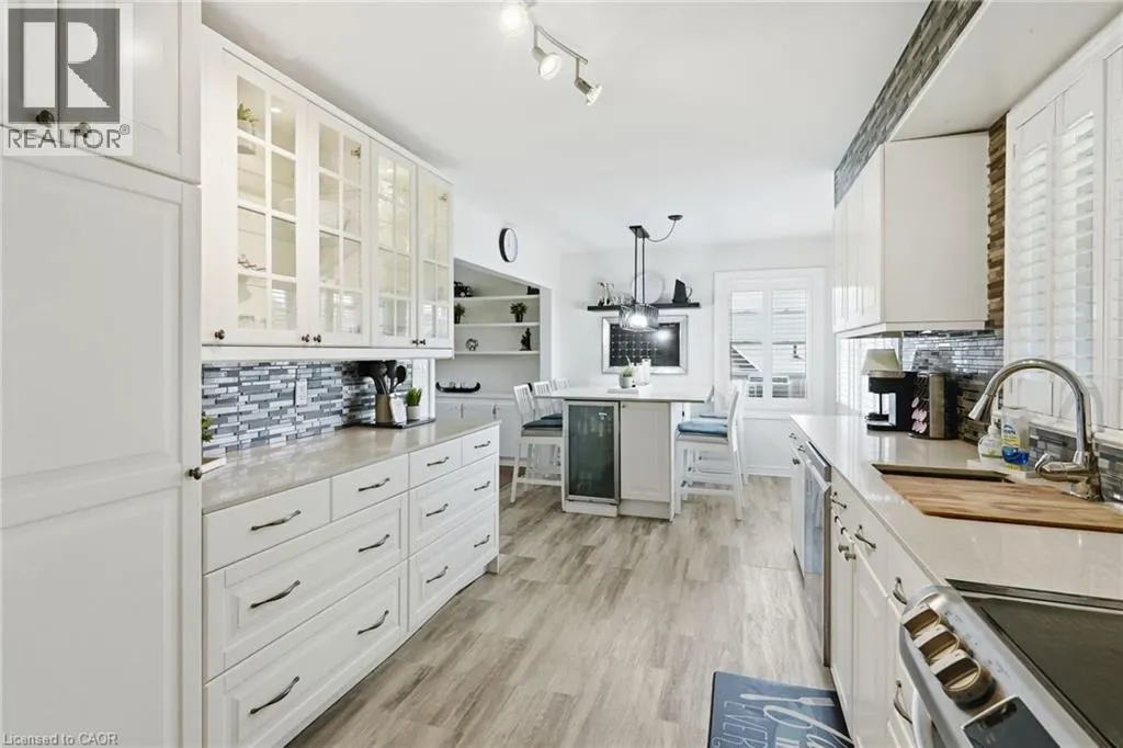 33 CENTENNIAL Parkway S