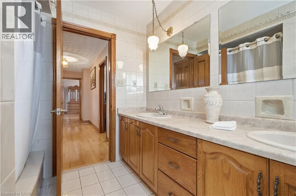 7 VINEHILL Drive