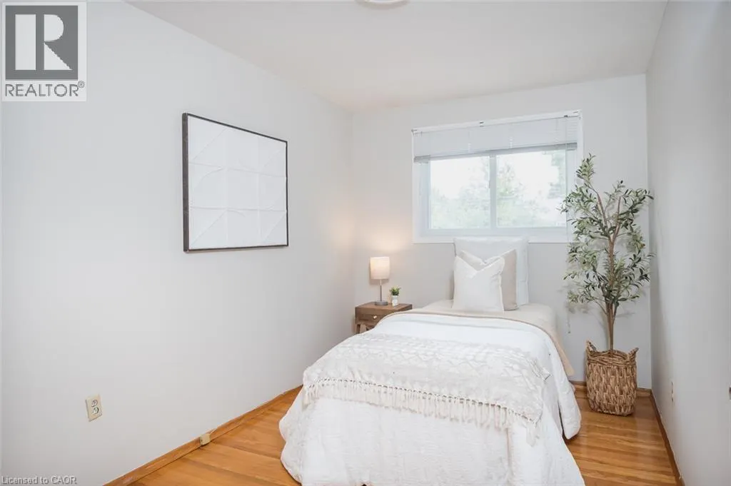 1237 REDBANK Crescent