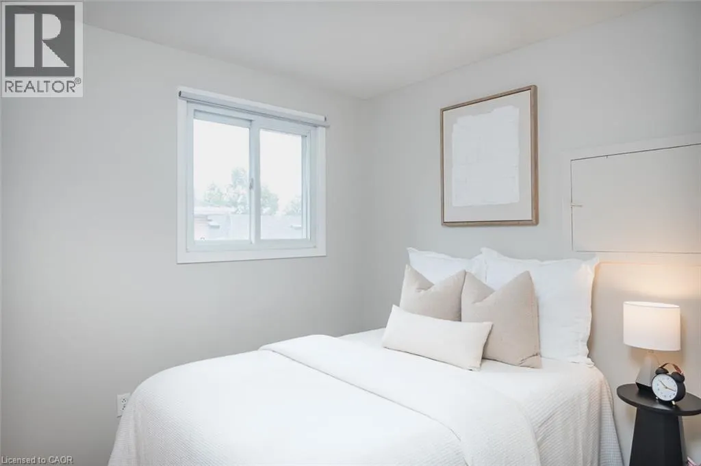 1237 REDBANK Crescent