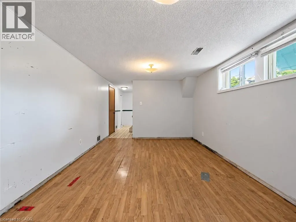 2490 YARMOUTH Crescent